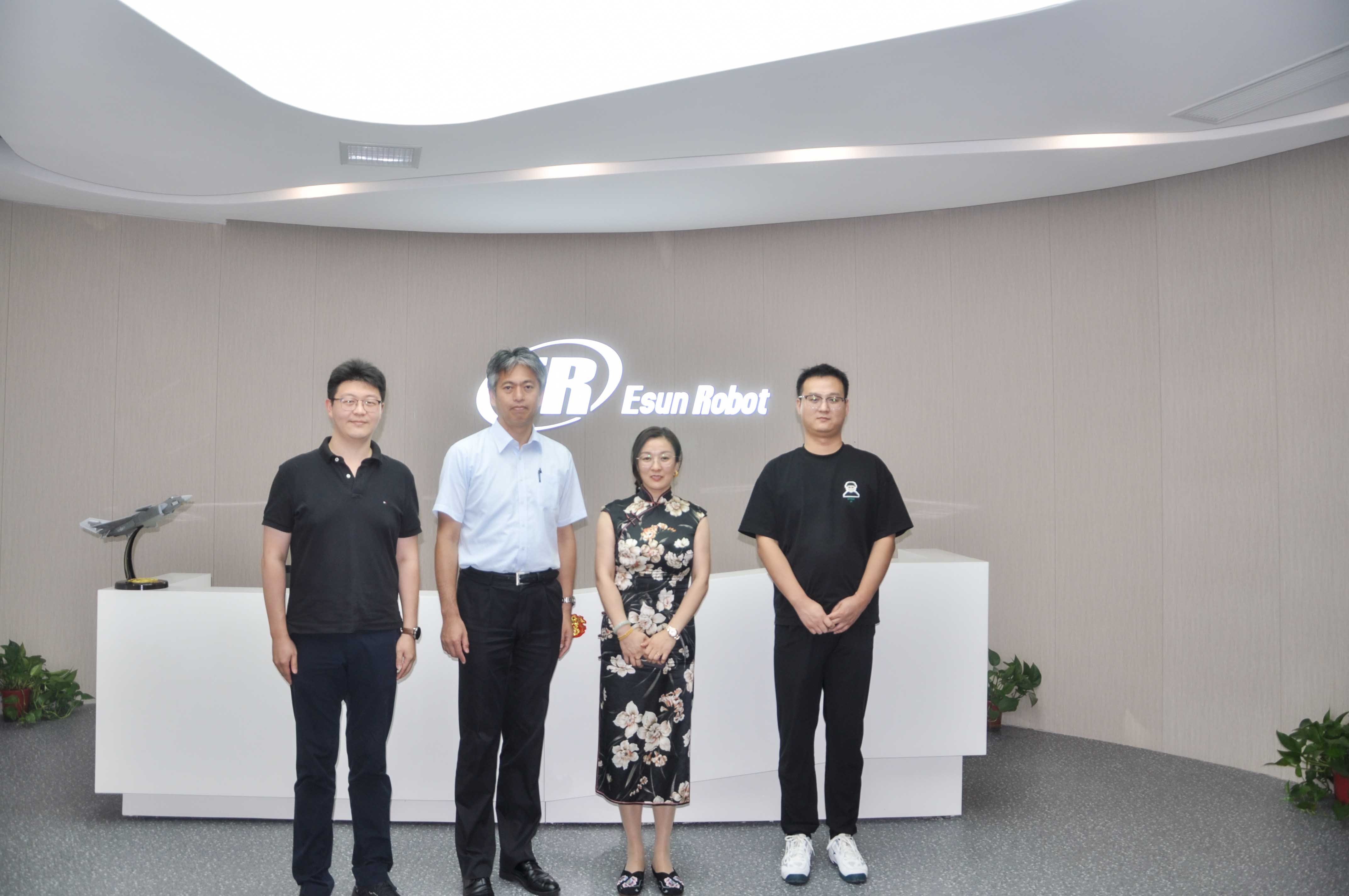 熱烈歡迎EPSON巖崎副總經(jīng)理一行蒞臨鎰升機器人參觀！
